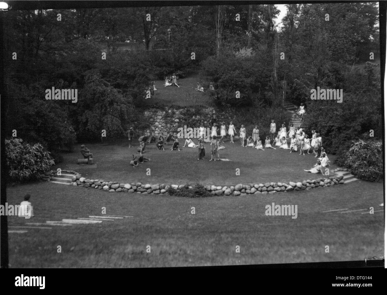 Cette photographie de 1933 montre une célébration de la Journée de l'arbre au Western College, dans le cadre des activités parascolaires favorisant la sensibilisation à l'environnement et la participation communautaire à Oxford, Ohio. L'image met en valeur l'éducation en plein air et les représentations théâtrales. Banque D'Images