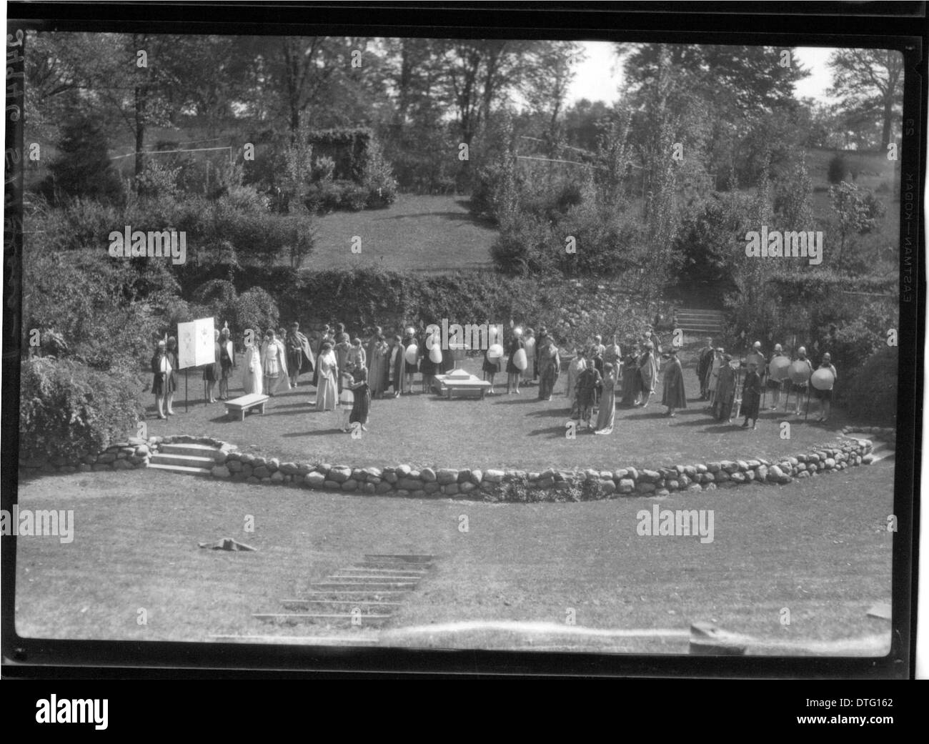 Cette photographie capture la production théâtrale en plein air qui a eu lieu le jour de l'arbre en 1927 au Western College, dans le cadre de la tradition des spectacles en plein air célébrant l'éducation des femmes. L'image reflète la culture académique et le rôle des femmes à l'Université de Miami à Oxford, Ohio. Banque D'Images