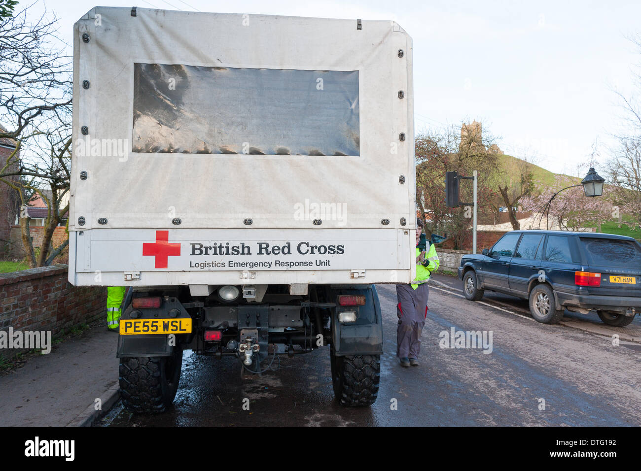 Burrowbridge, Somerset, Royaume-Uni. 16 février 2014. La Croix-Rouge britannique ont aidé avec les efforts de sauvetage dans le Somerset Levels inondations à Borrowbridge avec de nombreuses routes encore fermé et aucun signe de la décrue des eaux : Les niveaux de crédit Vie Photographie/Alamy Live News Banque D'Images