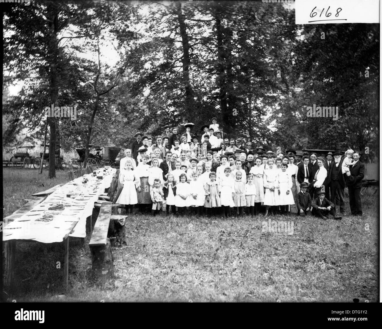 Cette photographie de la réunion de la famille Douglas en 1904 montre un grand groupe de membres de la famille réunis pour un portrait commémoratif. L'image capture les liens familiaux et l'atmosphère sociale du début du XXe siècle aux États-Unis. Banque D'Images