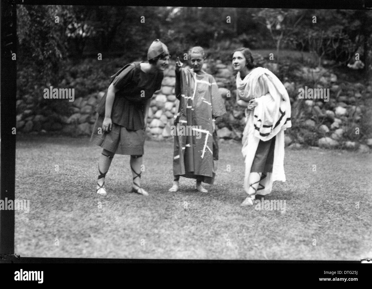 Cette photographie de 1933 représente une production théâtrale en plein air au Western College, Oxford, Ohio, lors de la Journée de l'arbre, un événement célébré par les étudiants. L'image montre des femmes en costumes, soulignant le rôle de l'éducation des femmes et de la vie sur le campus à l'Université de Miami au début du XXe siècle. Banque D'Images