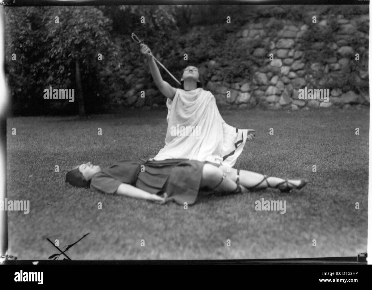 Cette photographie de 1933 montre des étudiants de Western College pendant les célébrations de la Journée de l'arbre, avec des costumes et une production théâtrale en plein air. L'événement souligne la tradition des spectacles dirigés par des étudiants et l'importance de l'éducation des femmes à l'Université de Miami. Banque D'Images