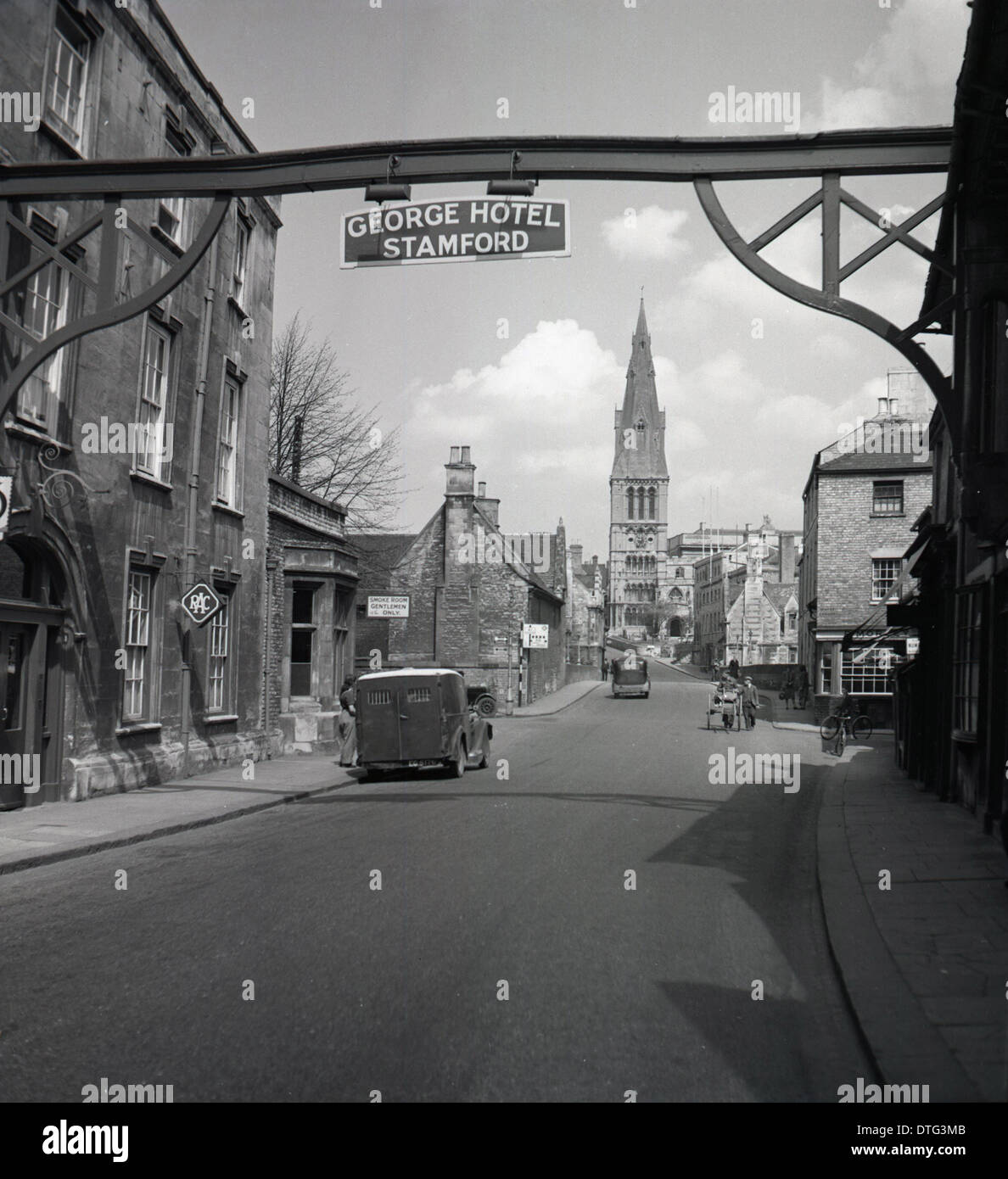 Années 1950 et un tableau historique montrant un quartier high street et un signe pour le George Hotel, Stamford, Lincolnshire. Banque D'Images