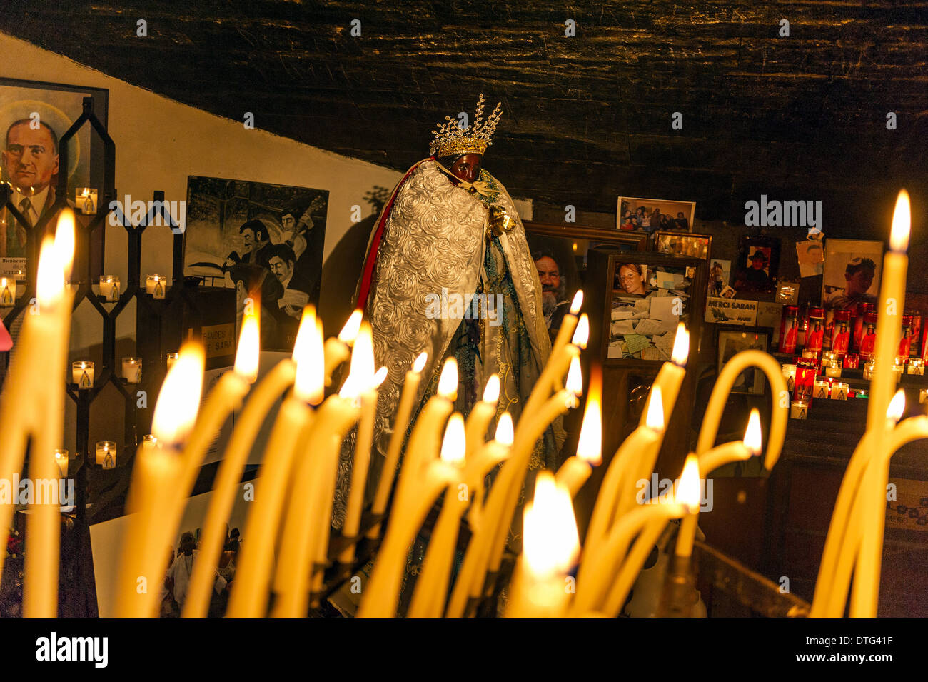 Europe, France, Bouche-du-Rhône, 13, Saintes-Maries-de-la-Mer, pèlerinage des gitans, offrande à la vierge. Banque D'Images