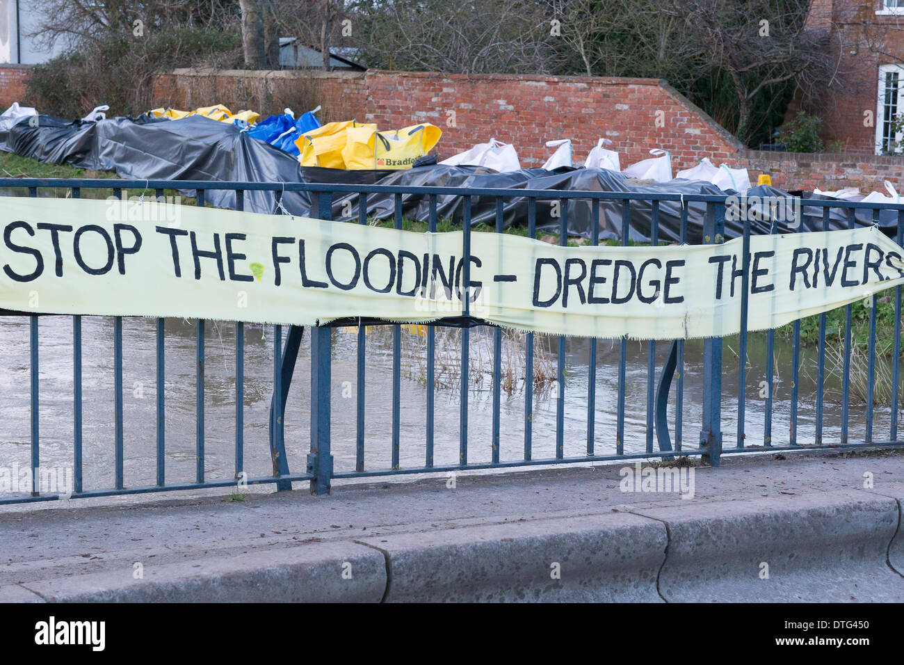 Burrowbridge, Somerset, Royaume-Uni. 16 février 2014. Une bannière placée sur le pont au-dessus de la rivière Parrett à Burrowbridge, propose une solution à long terme pour l'inondation dans le Somerset Levels Crédit : Niveaux d'habitation Photography/Alamy Live News Banque D'Images