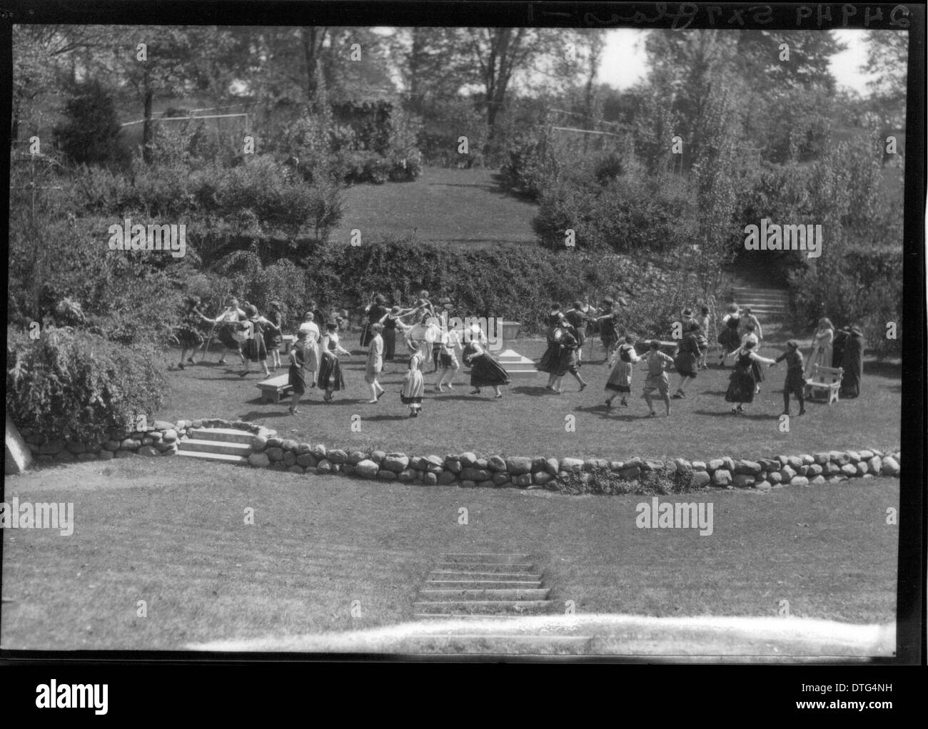 Cette photographie de 1927 du Western College à Oxford, Ohio, capture une production théâtrale en plein air par des étudiants, mettant en évidence les activités parascolaires et l’accent mis sur l’éducation des femmes à l’époque. Banque D'Images