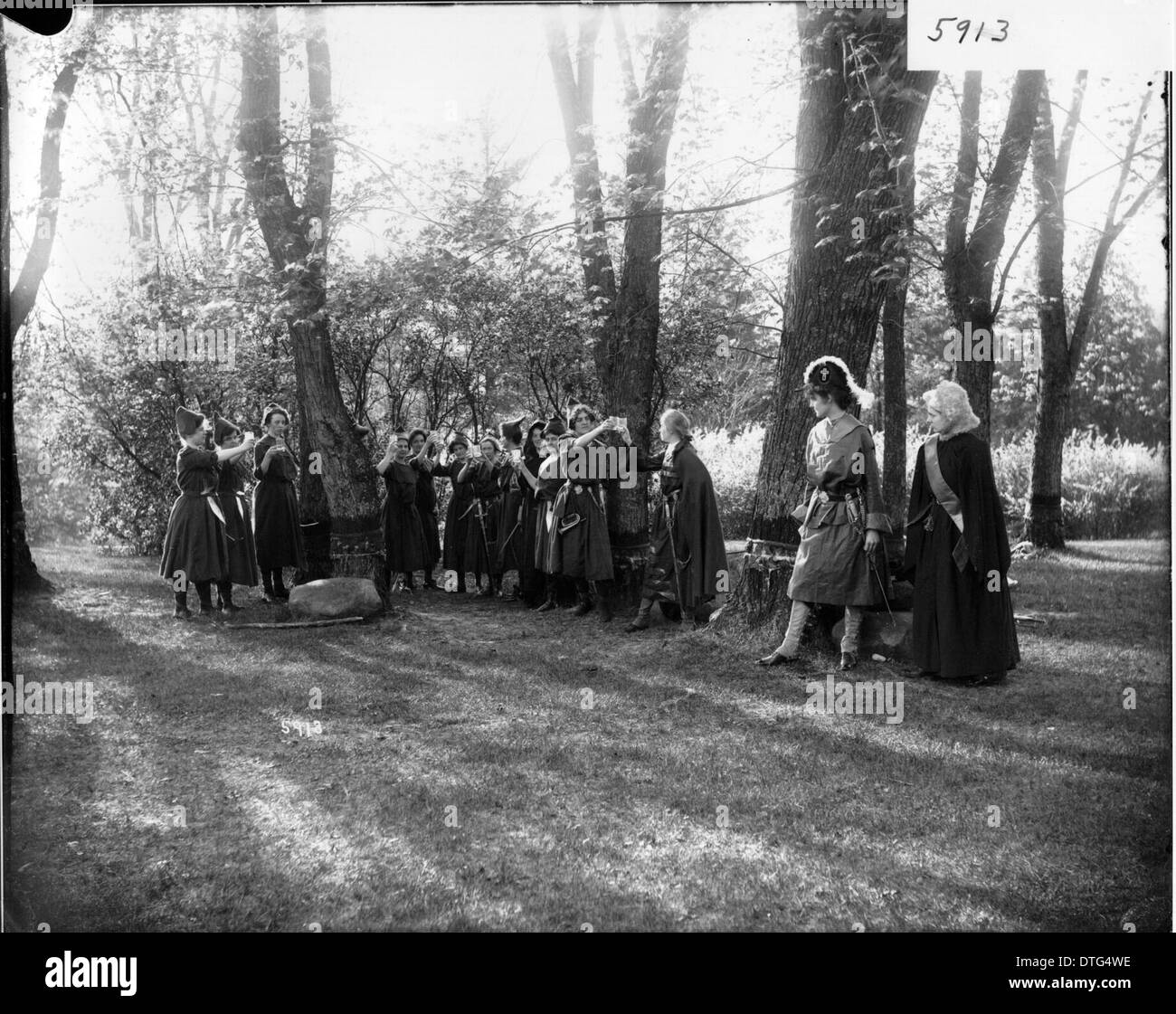 Cette photographie de 1904 montre des étudiants de Western College participant à une production théâtrale en plein air, vêtus de costumes, mettant en évidence l'éducation des femmes et les événements culturels à l'Université de Miami, Ohio. Banque D'Images