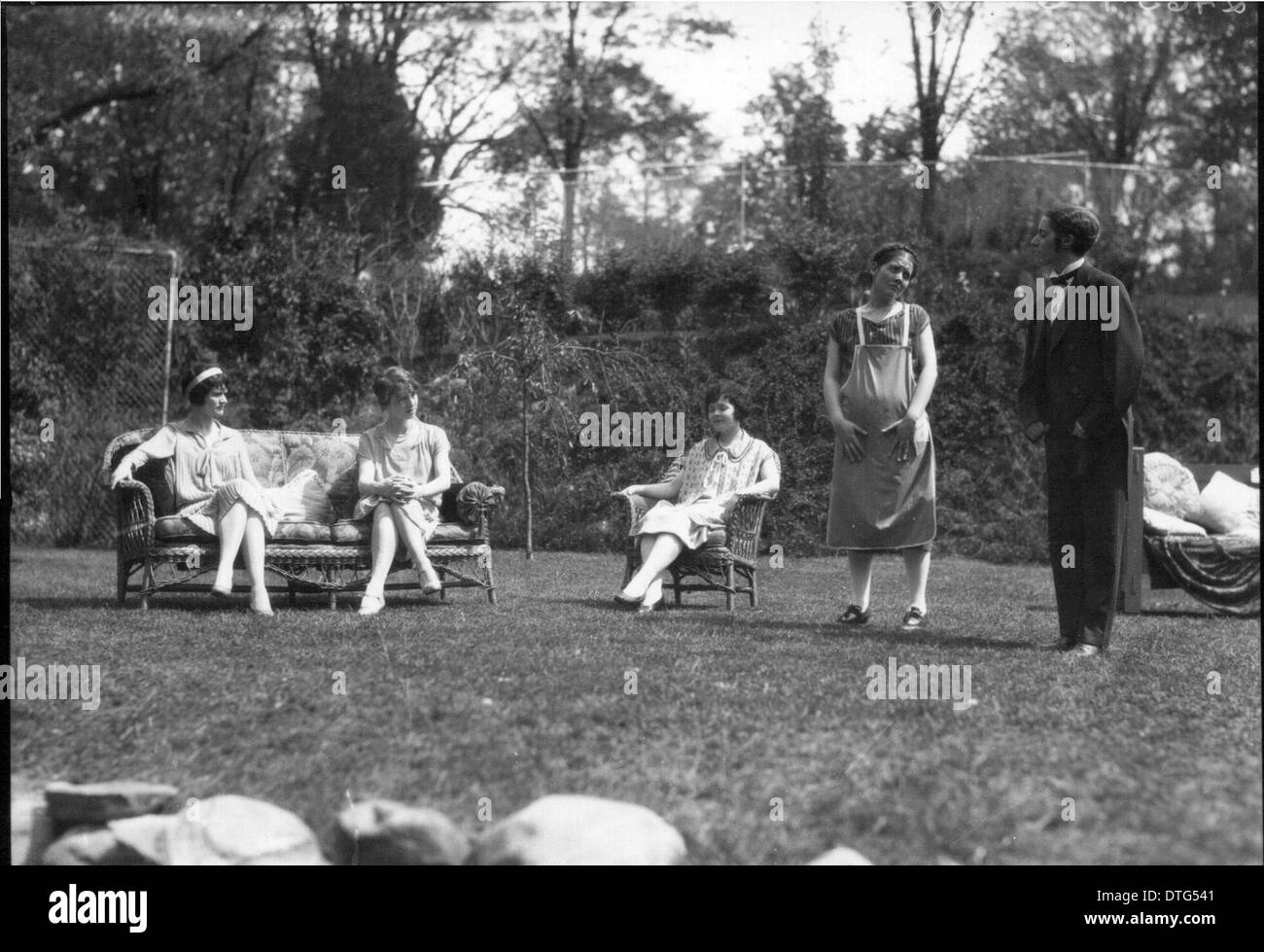 Cette photographie de 1926 capture l'événement Tree Day de Western College, mettant en vedette des étudiants vêtus de costumes pour une production théâtrale en plein air. L'image reflète le mouvement d'éducation des femmes du début du XXe siècle et l'importance des représentations théâtrales en plein air à l'époque. Banque D'Images