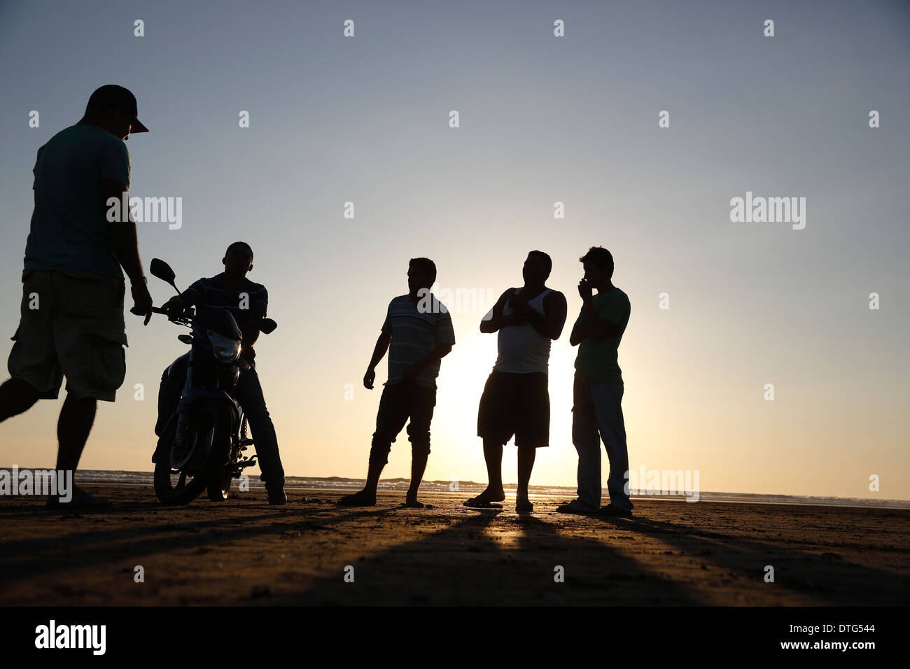 Les gens silhouette Pacific coast beach sunset, Mechapa au Nicaragua Banque D'Images