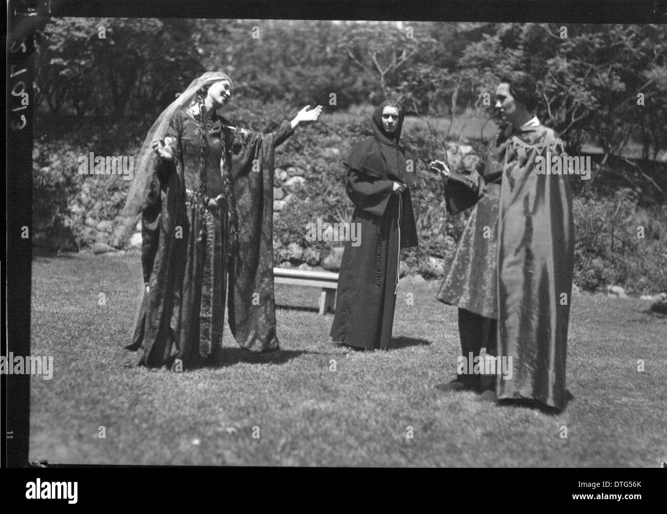 En 1934, Western College a organisé un événement théâtral en plein air, célébrant le jour de l'arbre. Les participants sont vus dans des costumes élaborés, une tradition qui a souligné l'importance de la nature et de la sensibilisation à l'environnement, tout en mettant également en valeur l'accent mis par le collège sur l'éducation des femmes et les arts théâtraux Banque D'Images