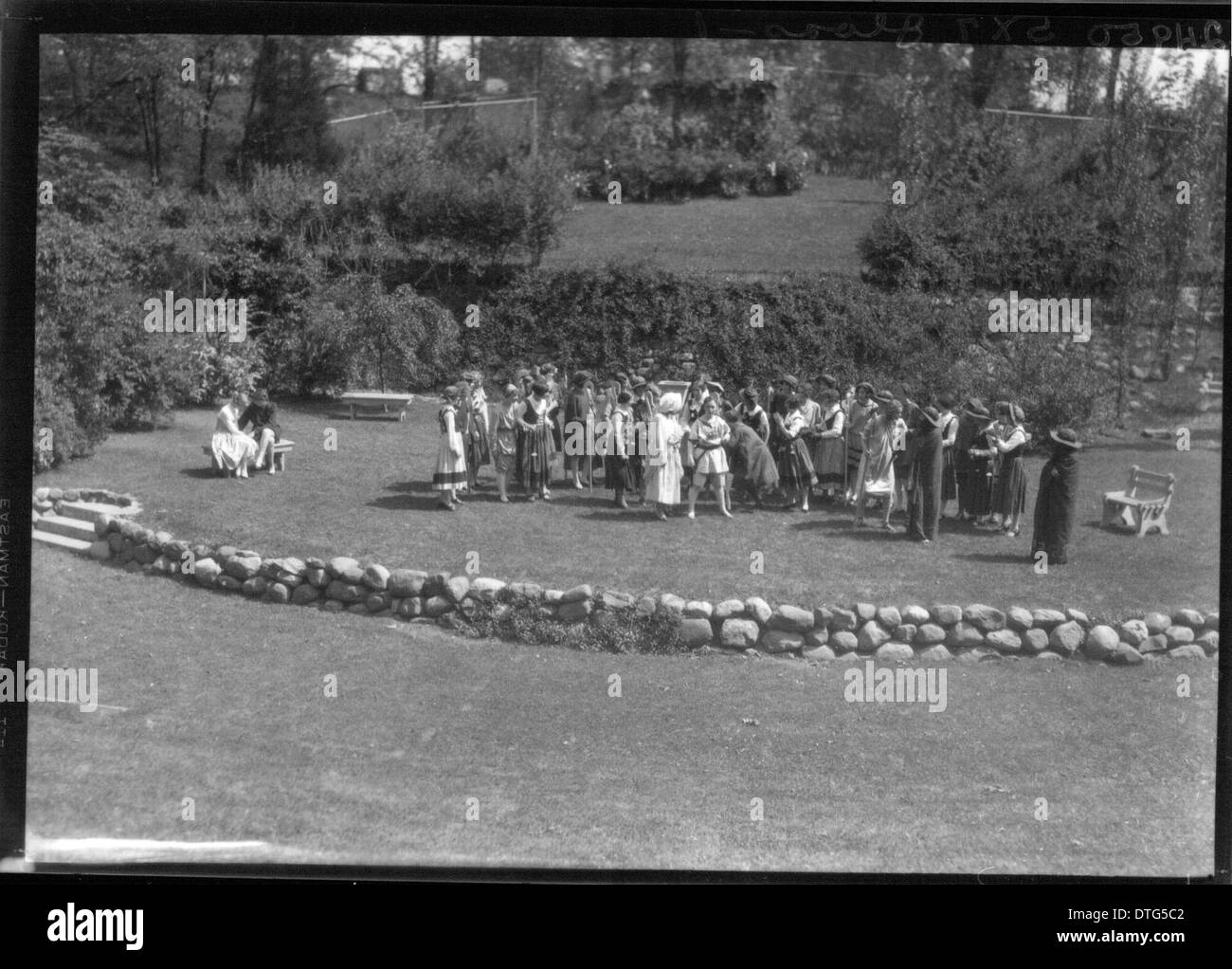 En 1927, Western College a accueilli une production théâtrale en plein air dans le cadre de son événement Tree Day, célébrant l'éducation des femmes. L'événement a eu lieu sur le campus universitaire d'Oxford, Ohio, et est capturé dans des photographies qui reflètent l'importance historique de la journée et le rôle des femmes dans l'enseignement supérieur. Banque D'Images