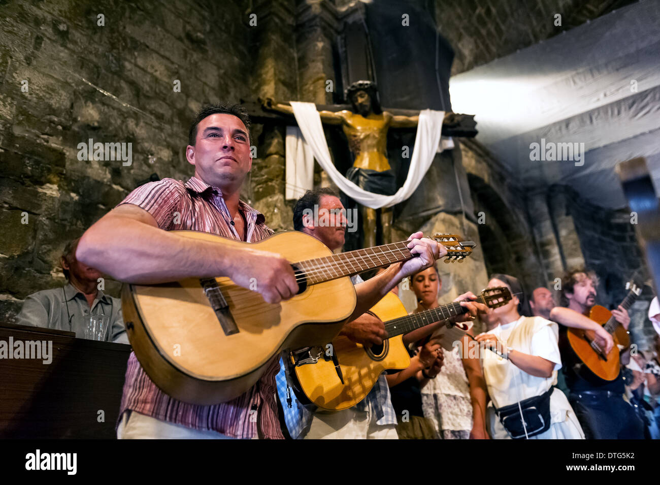 Europe, France, Bouche-du-Rhône, 13, Saintes-Maries-de-la-Mer, pèlerinage des gitans, gitans jouant de la guitare dans une église. Banque D'Images