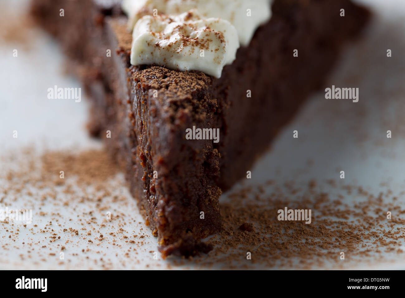 Closeup shot d'un délicieux gâteau au chocolat avec crème et garniture fraises, saupoudrée de cannelle Banque D'Images