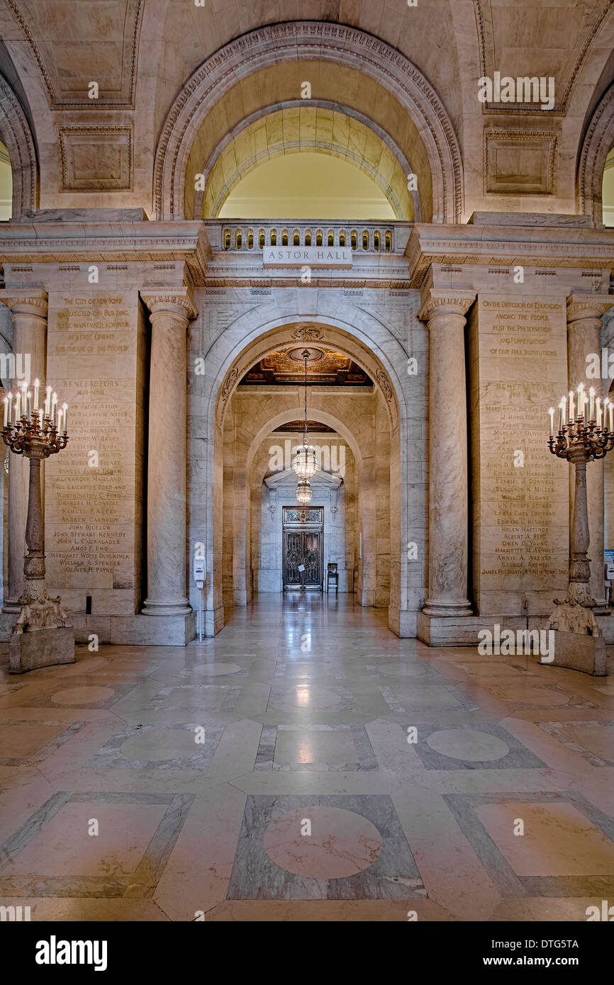 Le Monument National des Beaux-Arts de la Stephen A. Schwarzman entrée principale du bâtiment nommé Astor Hall, qui est communément connu sous le nom de la succursale principale de la Bibliothèque publique de New York. Banque D'Images