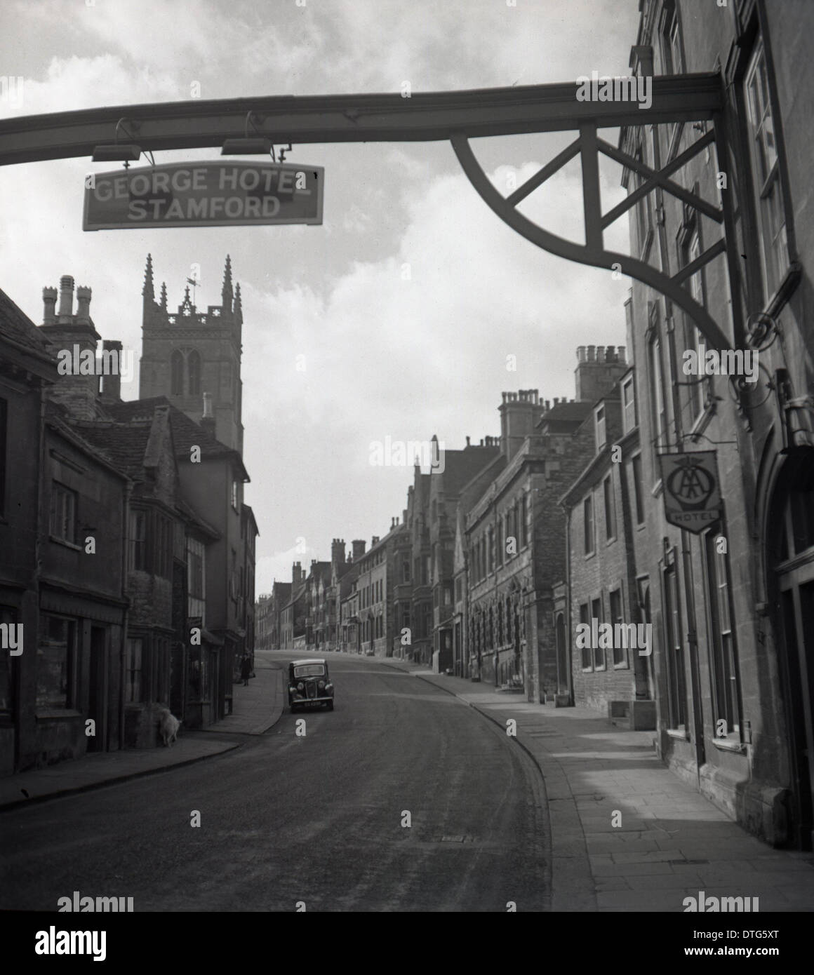 Années 1950 et un tableau historique montrant un quartier high street et un signe pour le George Hotel, Stamford, Lincolnshire. Banque D'Images