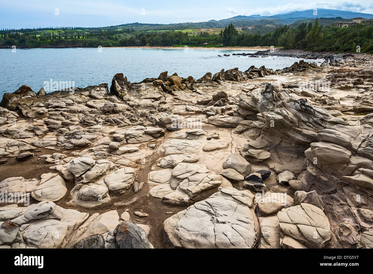 La pierre de lave spectaculaires formation nommée la Dents de dragon à Maui. Banque D'Images