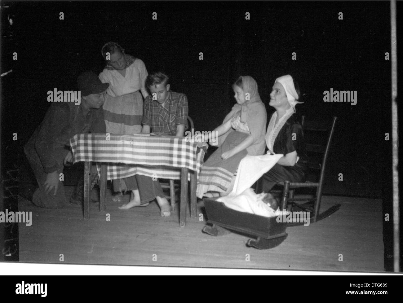 Cette photographie non datée capture des hommes et des femmes en costume pour une production théâtrale à l'Université de Miami, soulignant le rôle du théâtre dans la vie éducative et culturelle de l'université au cours du XXe siècle. Banque D'Images