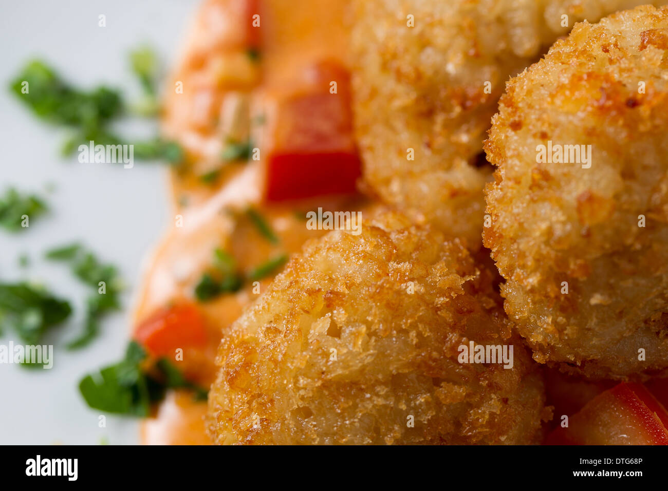 Plat de boulettes de riz Frites enrobées de chapelure, Arancini, avec les tranches de tomate on white plate Banque D'Images