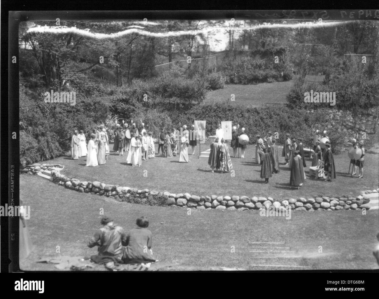En 1927, le Western College d'Oxford, Ohio, a accueilli une production théâtrale en plein air dans le cadre des célébrations du Tree Day. L’événement a mis en lumière le dévouement du collège à l’éducation des femmes et à l’engagement communautaire. Banque D'Images