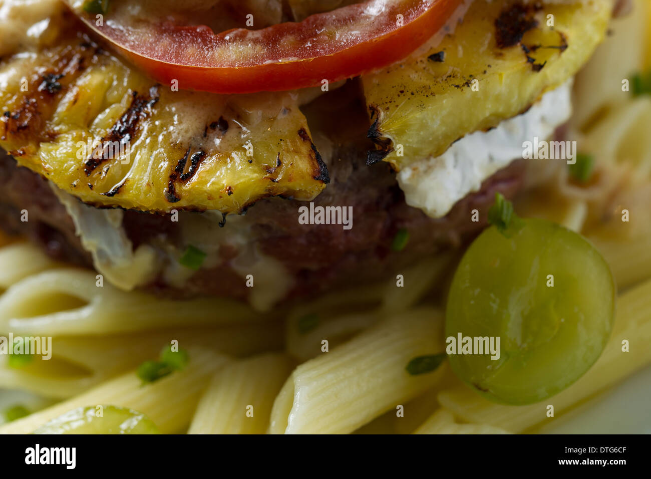 Délicieux hamburger tropical à l'ananas et les pâtes Banque D'Images