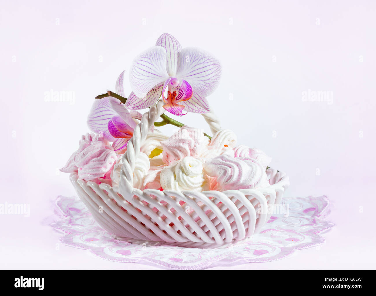 La meringue avec une délicate orchidée rose Banque D'Images