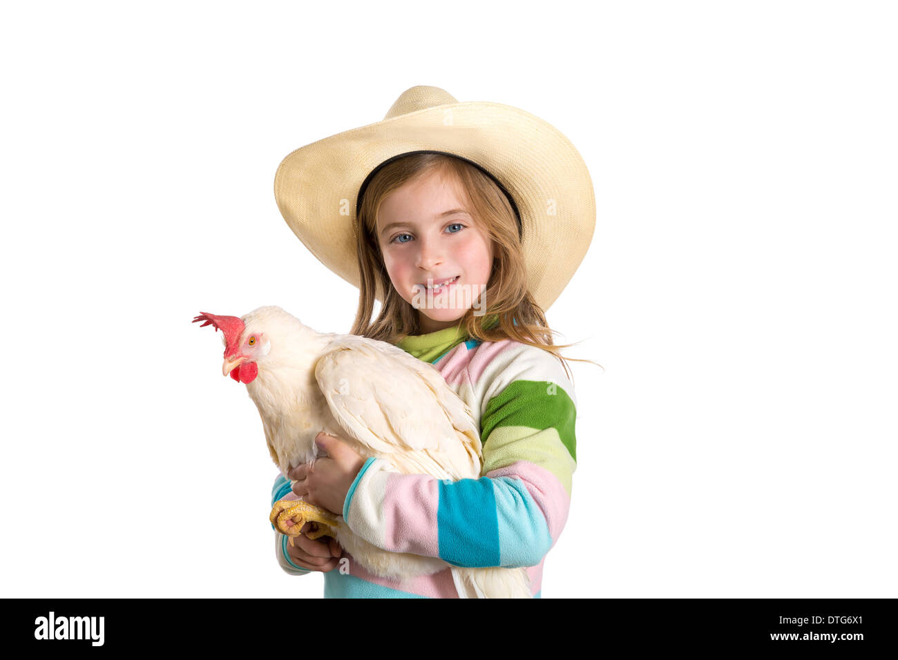 Kid girl blonde farmer holding white hen sur les armes avec cowboy hat Banque D'Images