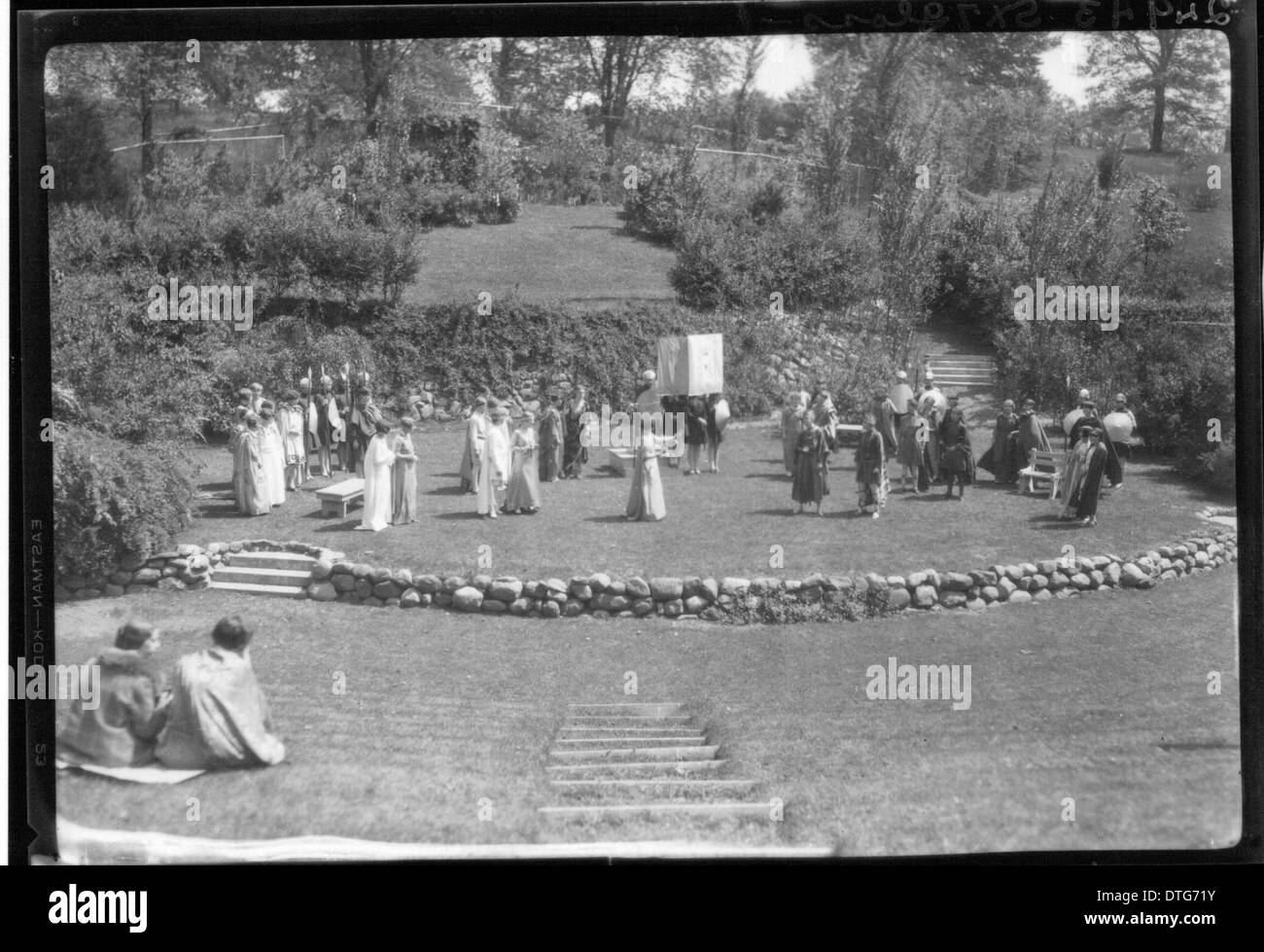 Cette image de 1927 montre une production théâtrale en plein air au Western College, Oxford, Ohio. L'événement faisait partie des programmes culturels et éducatifs du collège, soulignant le rôle de l'éducation des femmes au début du XXe siècle. Banque D'Images