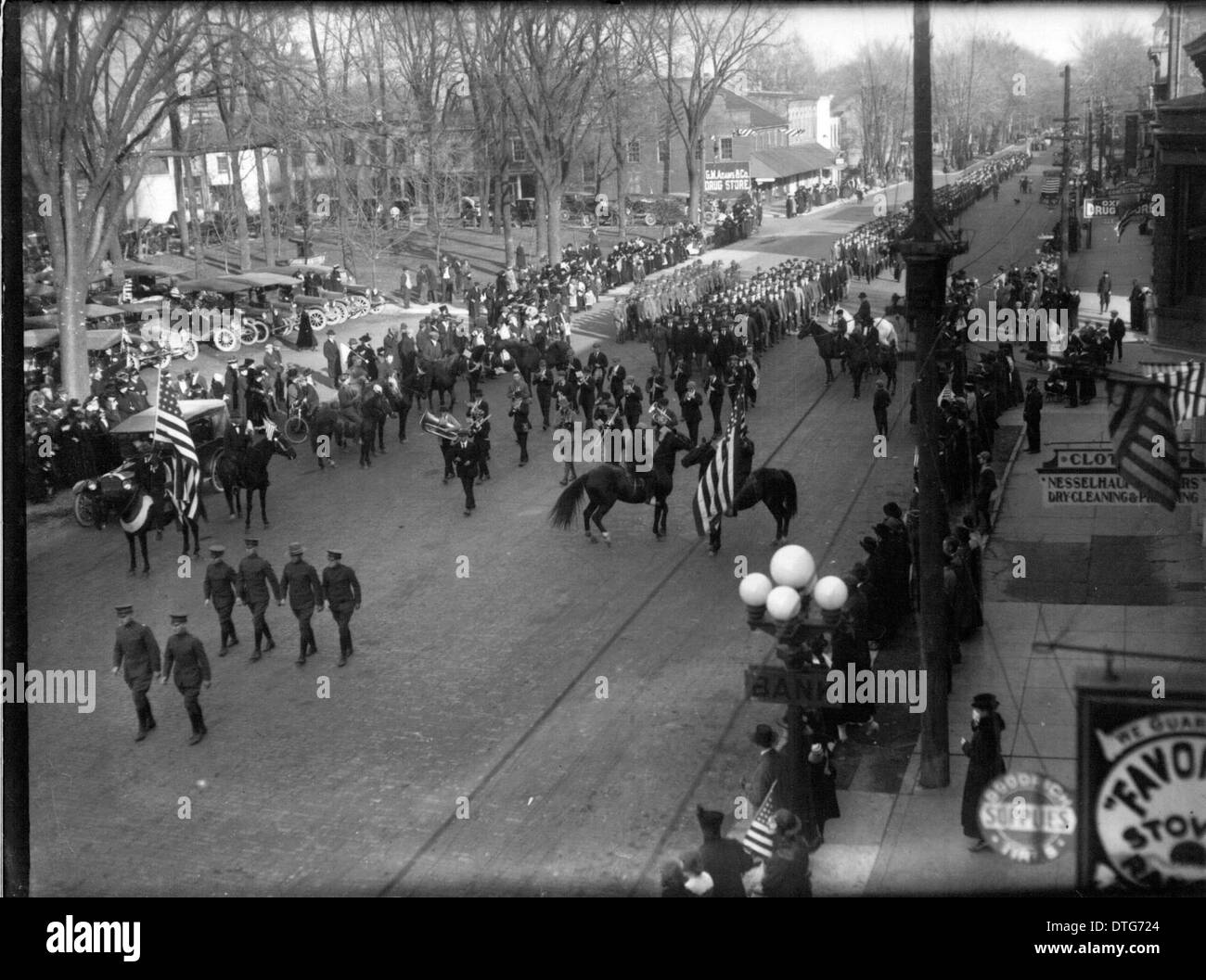 Militaires, hommes marchant dans Armistice Day Parade 1918 Oxford Banque D'Images