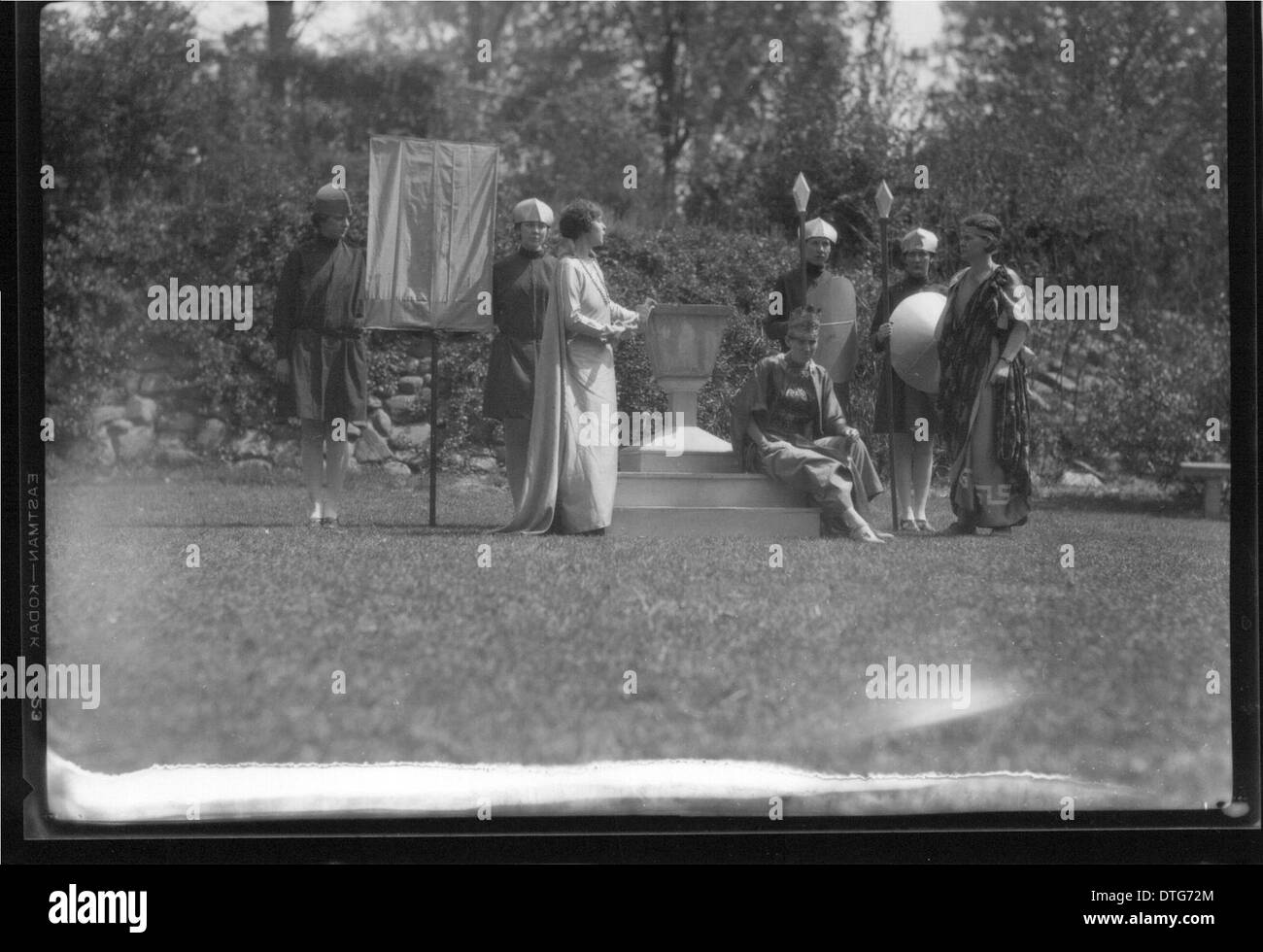 L'événement Tree Day de 1927 au Western College d'Oxford, Ohio, a présenté des étudiants en costumes pour une production théâtrale en plein air. La photo capture un moment dans l'histoire de l'éducation des femmes et des activités parascolaires au collège. Banque D'Images