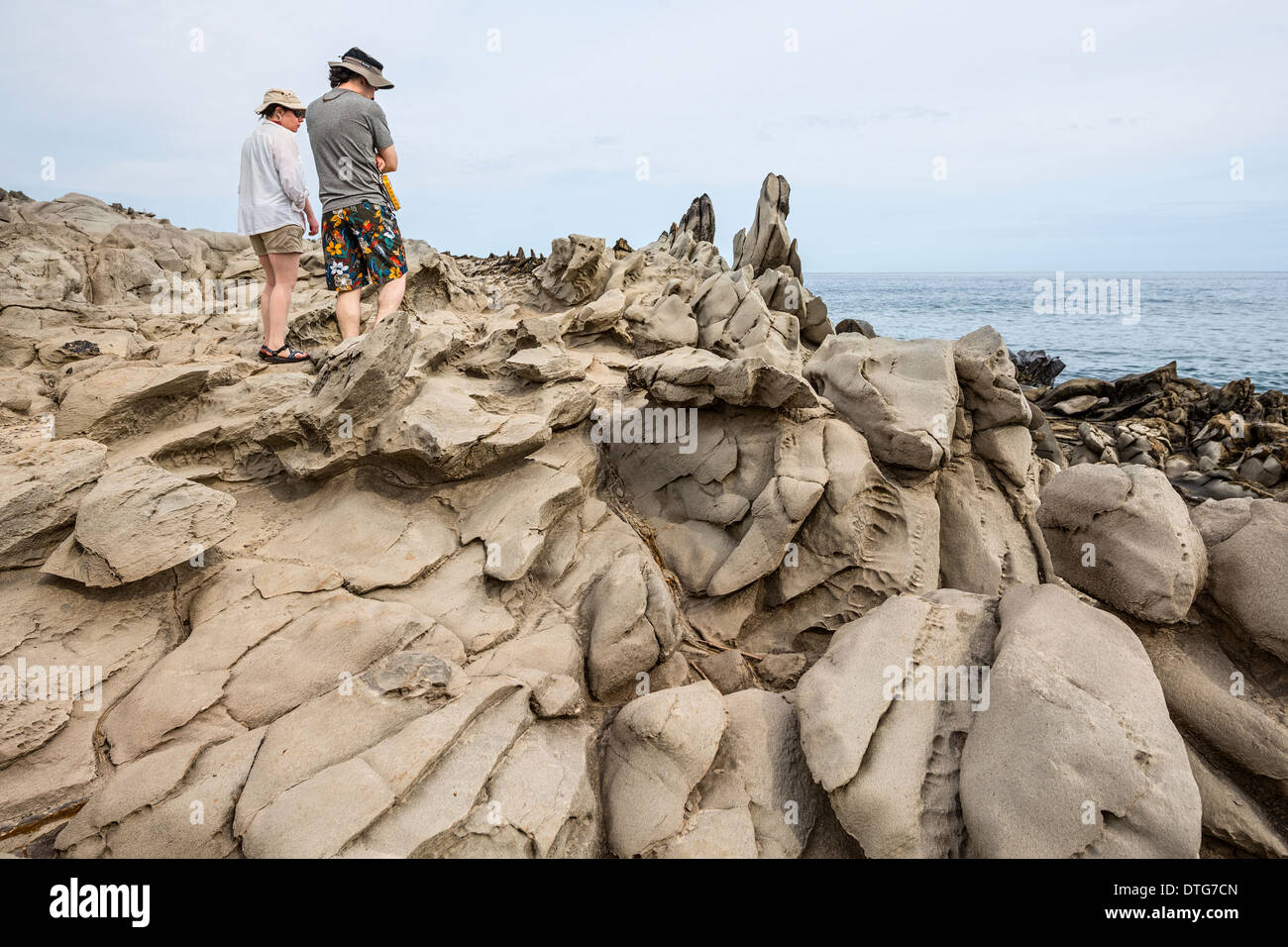 La pierre de lave spectaculaires formation nommée la Dents de dragon à Maui. Banque D'Images