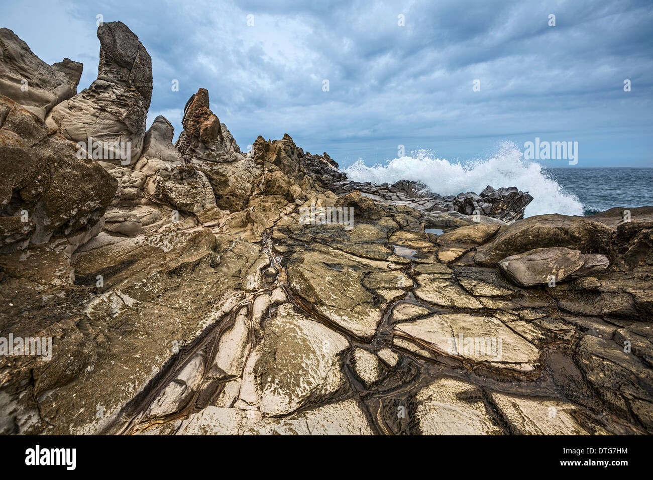 La pierre de lave spectaculaires formation nommée la Dents de dragon à Maui. Banque D'Images