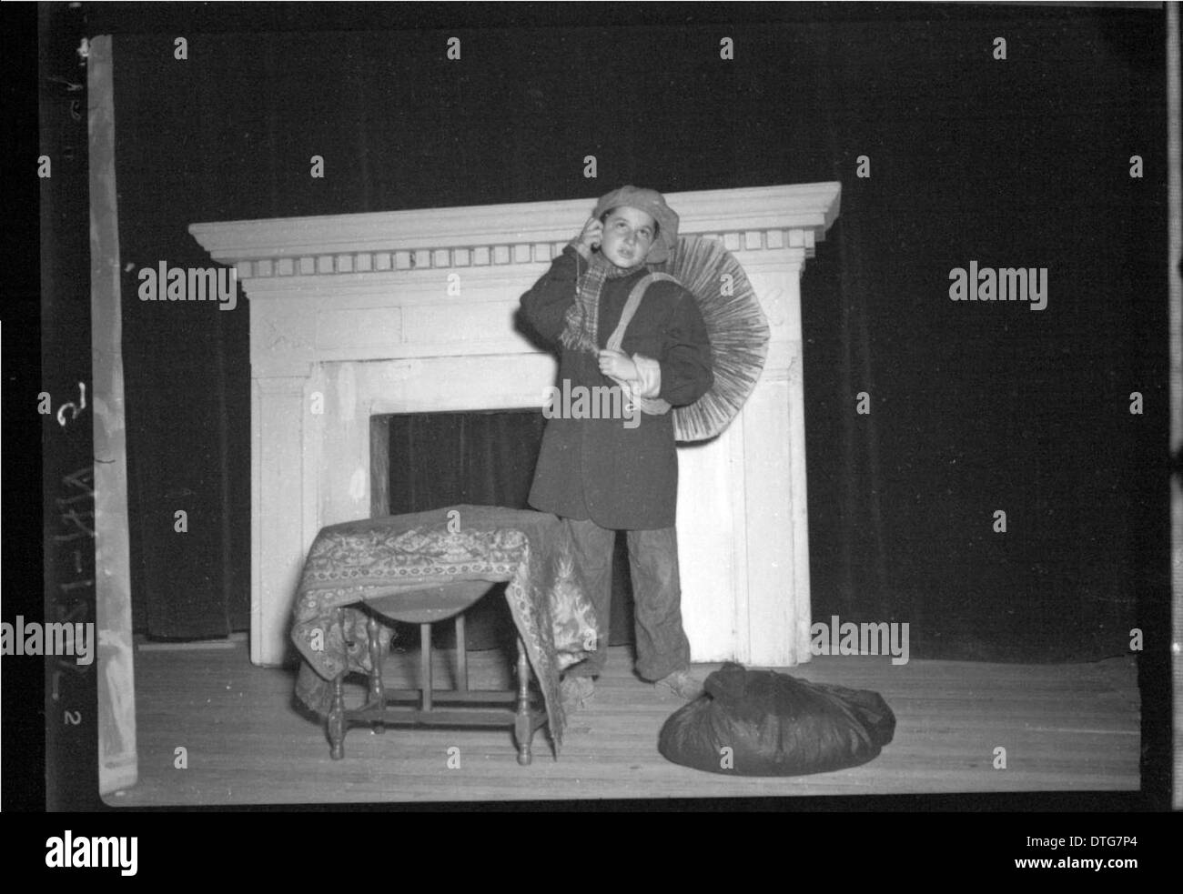 Cette image montre un garçon en costume au Western College, participant probablement à une production théâtrale. Il reflète l’histoire des activités étudiantes et de l’éducation des femmes à l’université. Banque D'Images