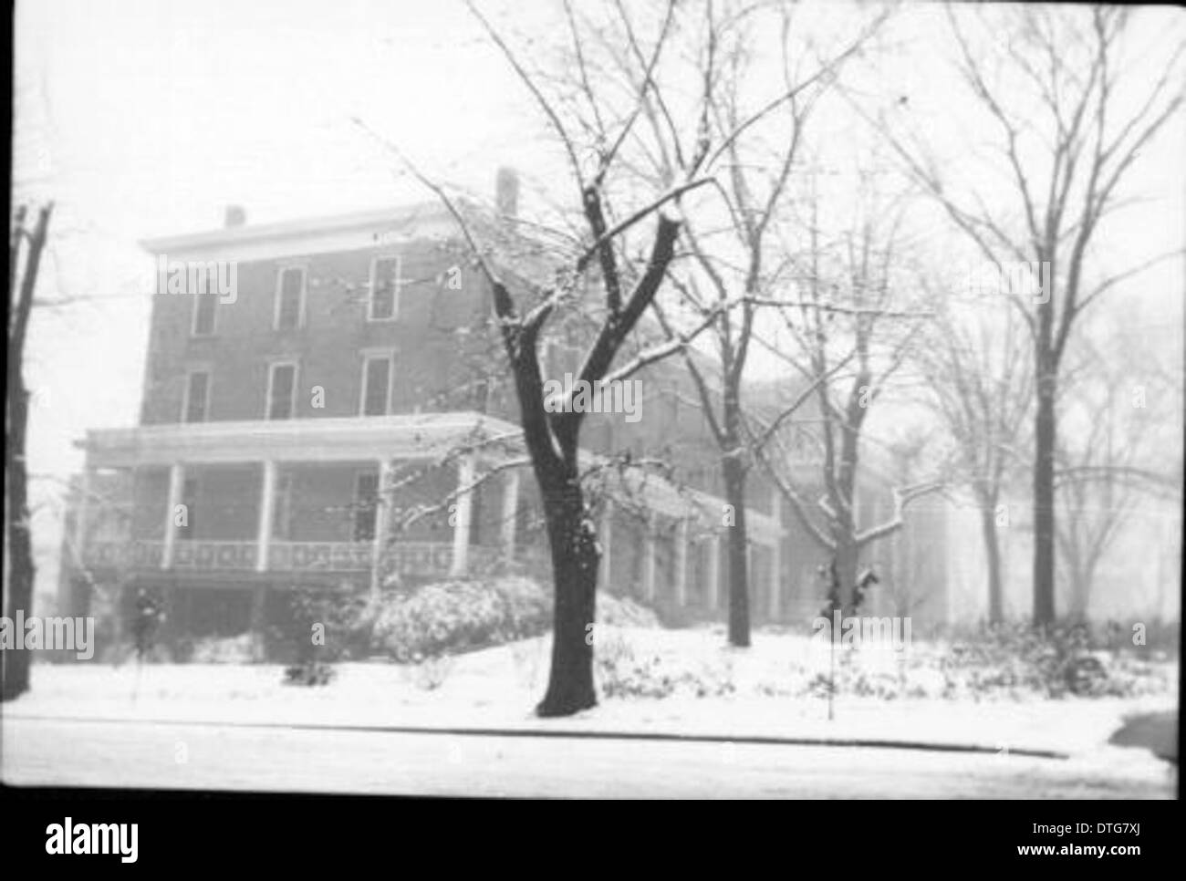 Cette photographie de Oxford College capture ses bâtiments enneigés du sud-est, mettant en valeur la beauté sereine du campus pendant l'hiver. La scène met en valeur à la fois l'architecture et l'environnement de l'université. Banque D'Images