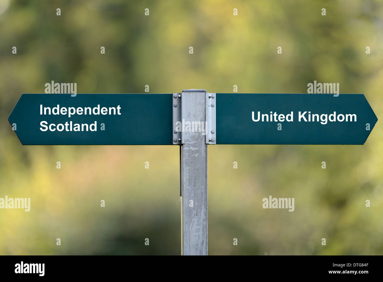 Panneau indiquant l'Ecosse indépendante & Royaume-Uni dans des directions opposées. Arrière-plan flou. Banque D'Images
