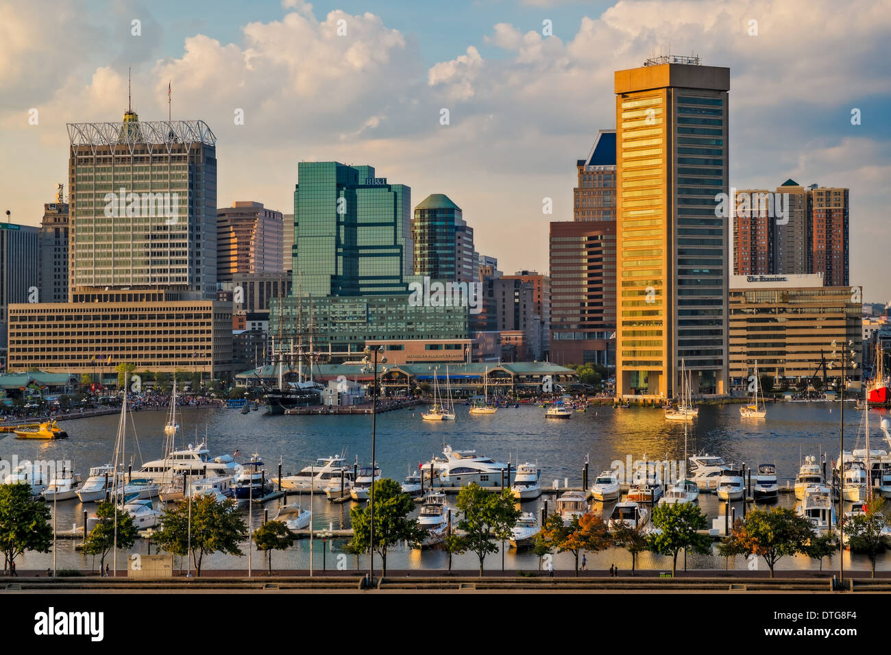 Le Baltimore Inner Harbor Skyline peu avant le coucher du soleil, vue de la colline parlementaire fédérale à Baltimore, Maryland. Banque D'Images