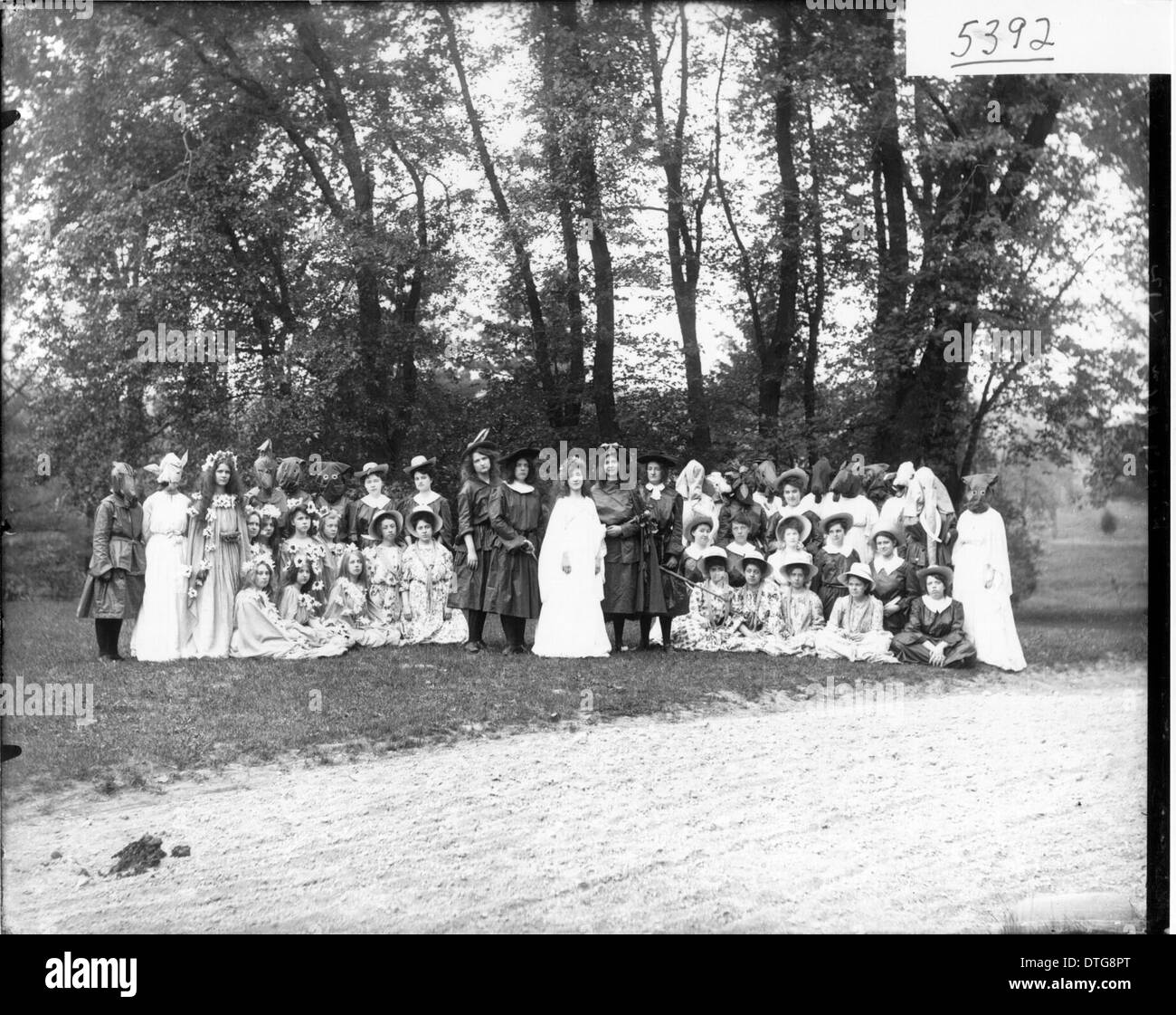 Portrait de groupe de la troupe de performance au Western College sur la Journée de l'arbre 1903 Banque D'Images