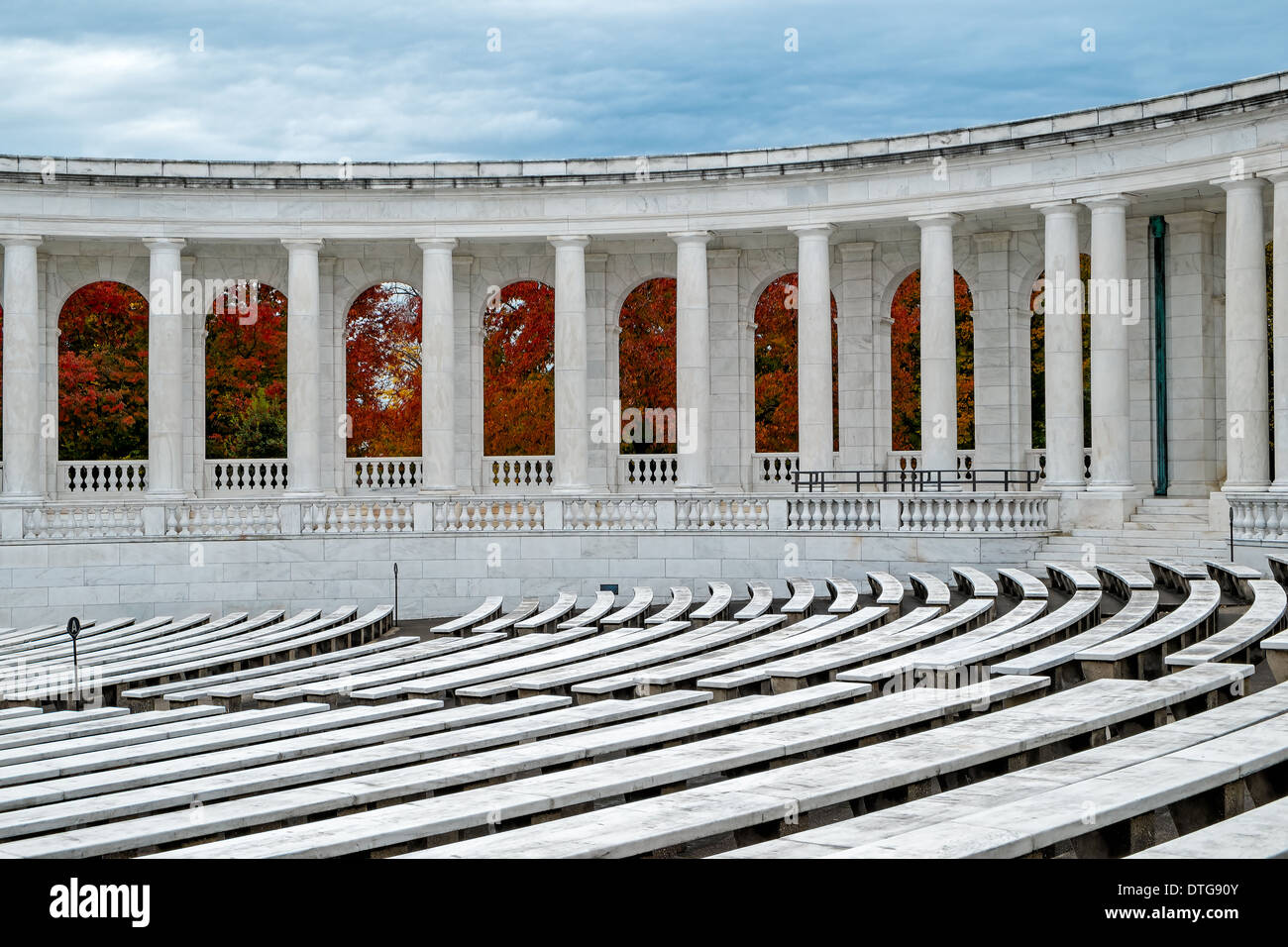 Vue de les détails architecturaux et feuillage coloré d'automne à son apogée, à l'Arlington Memorial Amphitheater au cimetière national d'Arlington en Virginie. L'Amphithéâtre est situé à côté de la tombe de l'inconnu des soldats. Banque D'Images