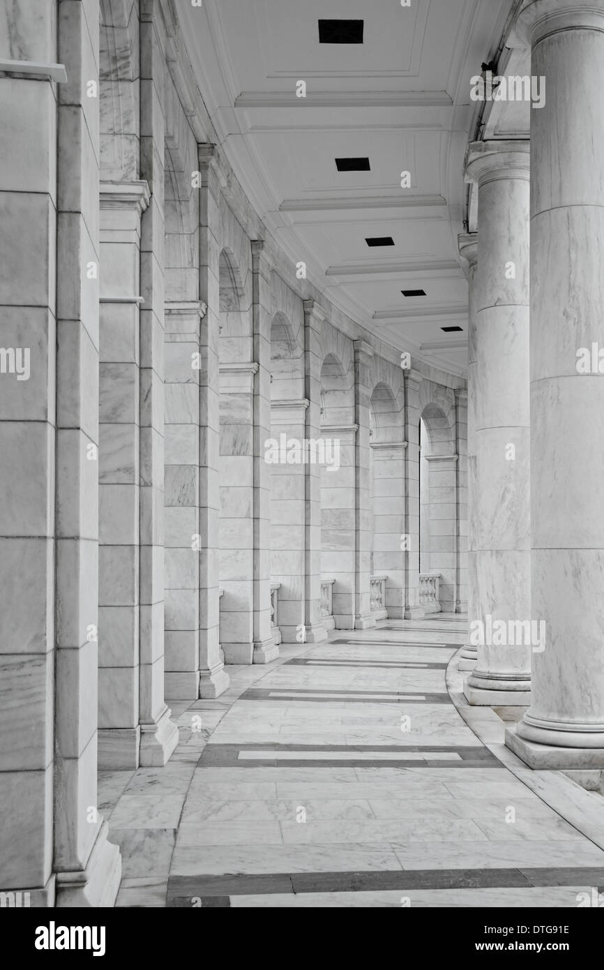 Le Cimetière National d'Arlington's Amphitheatre détails architecturaux de l'arcs et de colonnes en marbre vue de l'arrière et à l'un des côtés de l'intérieur. Banque D'Images
