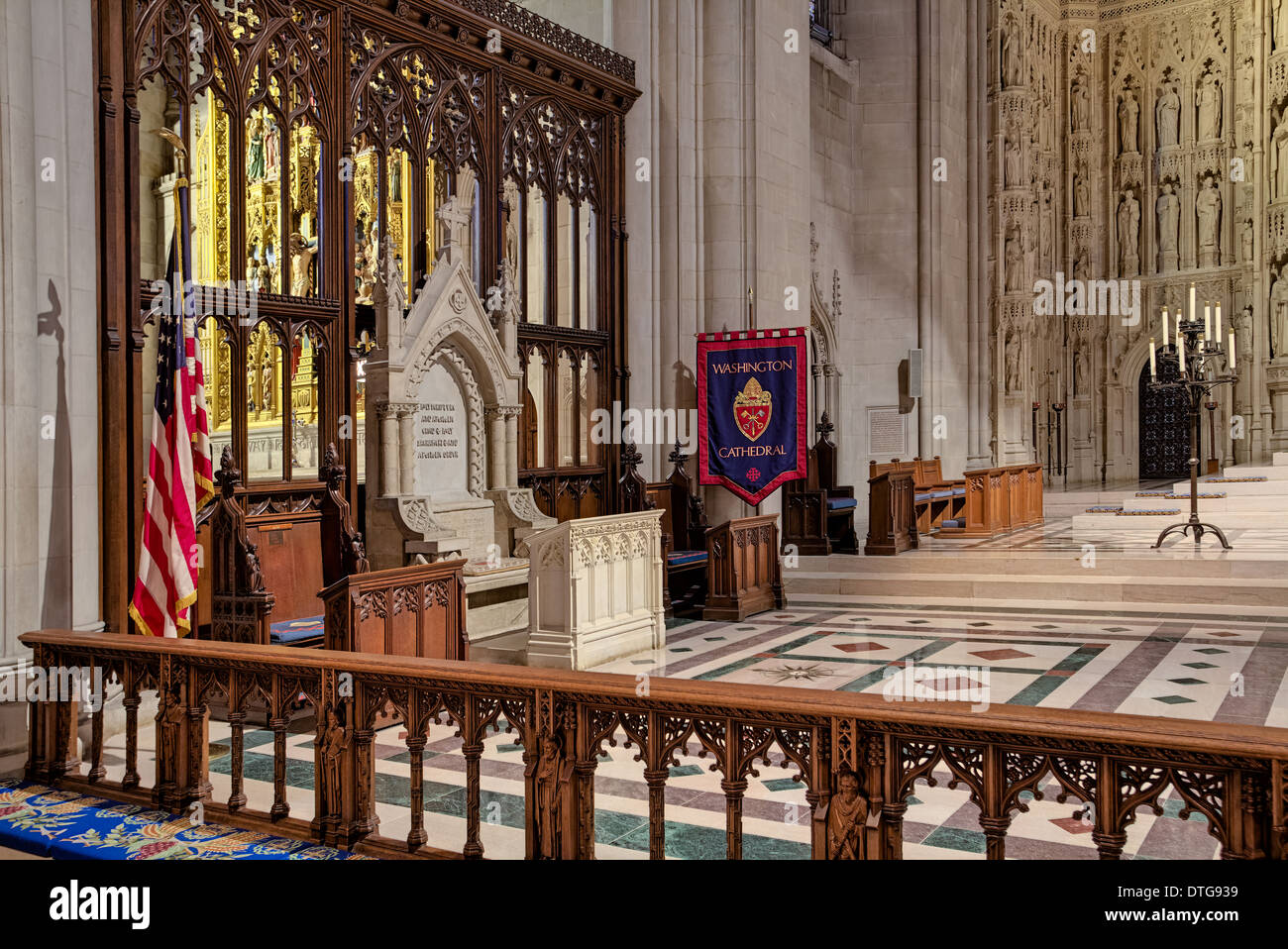 Vue de côté de l'autel à la cathédrale nationale de Washington est grand autel. Banque D'Images