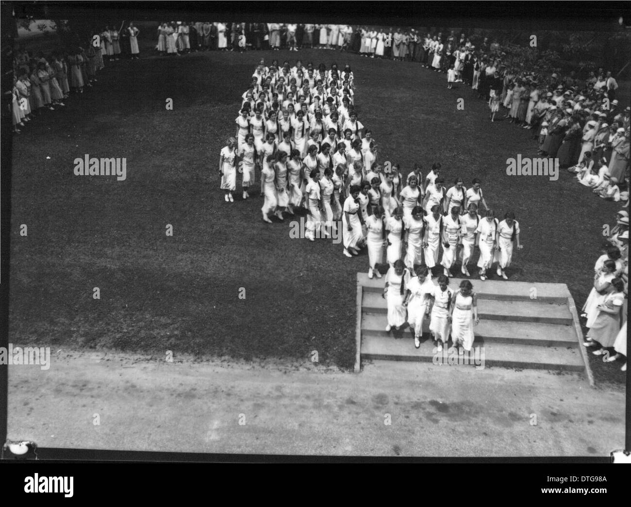 Cette photographie de 1933 du Western College à Oxford, Ohio, capture une production théâtrale en plein air célébrant Tree Day, un événement traditionnel promouvant l'éducation des femmes et la vie culturelle à l'Université de Miami. Banque D'Images