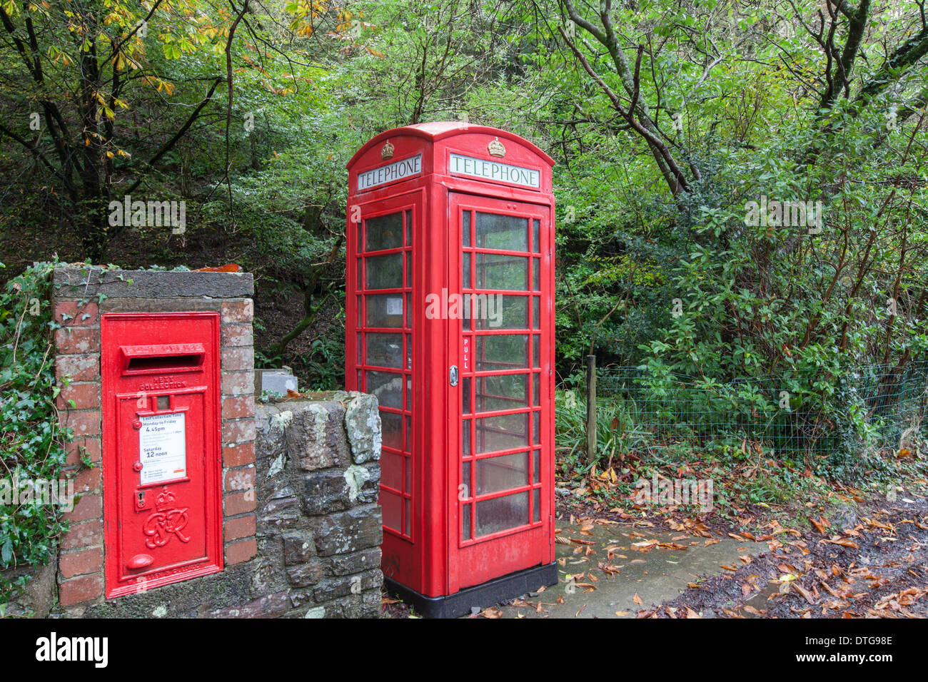 Téléphone rouge et lettre fort sur chemin de campagne, England, UK Banque D'Images