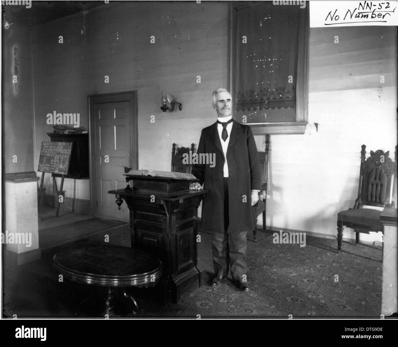 Homme debout près de podium n.d. Banque D'Images