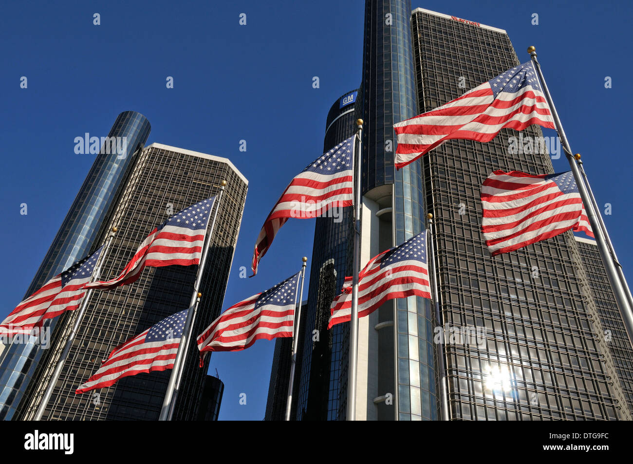 Bâtiment de GM à Detroit, Michigan, avec l'American drapeaux flottant dans la brise. Banque D'Images