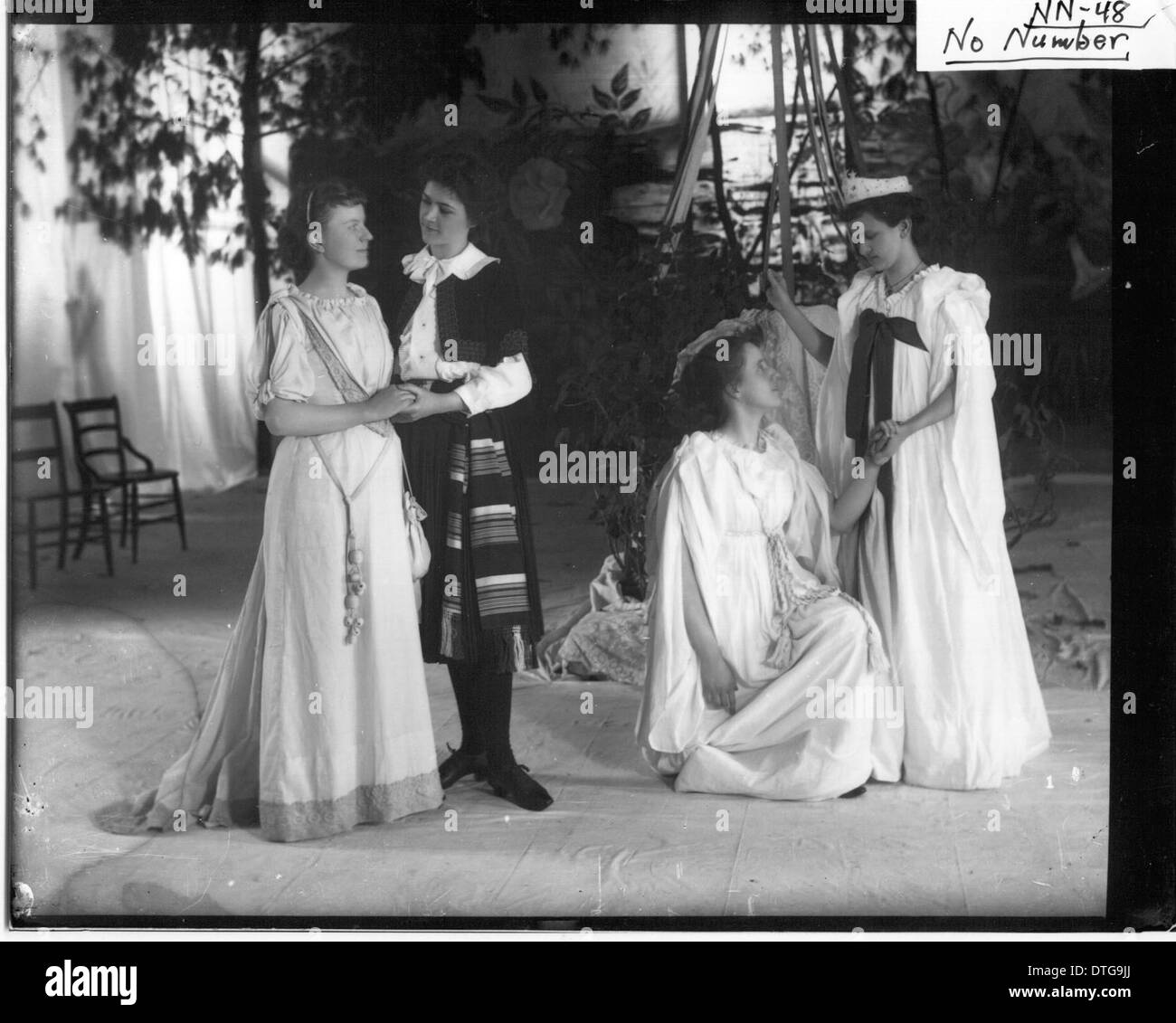 L'image représente des interprètes en costume, peut-être d'une production théâtrale, montrant un groupe d'acteurs dans leur tenue élaborée. Cette photo offre un aperçu des traditions historiques de performance de l'époque. Banque D'Images