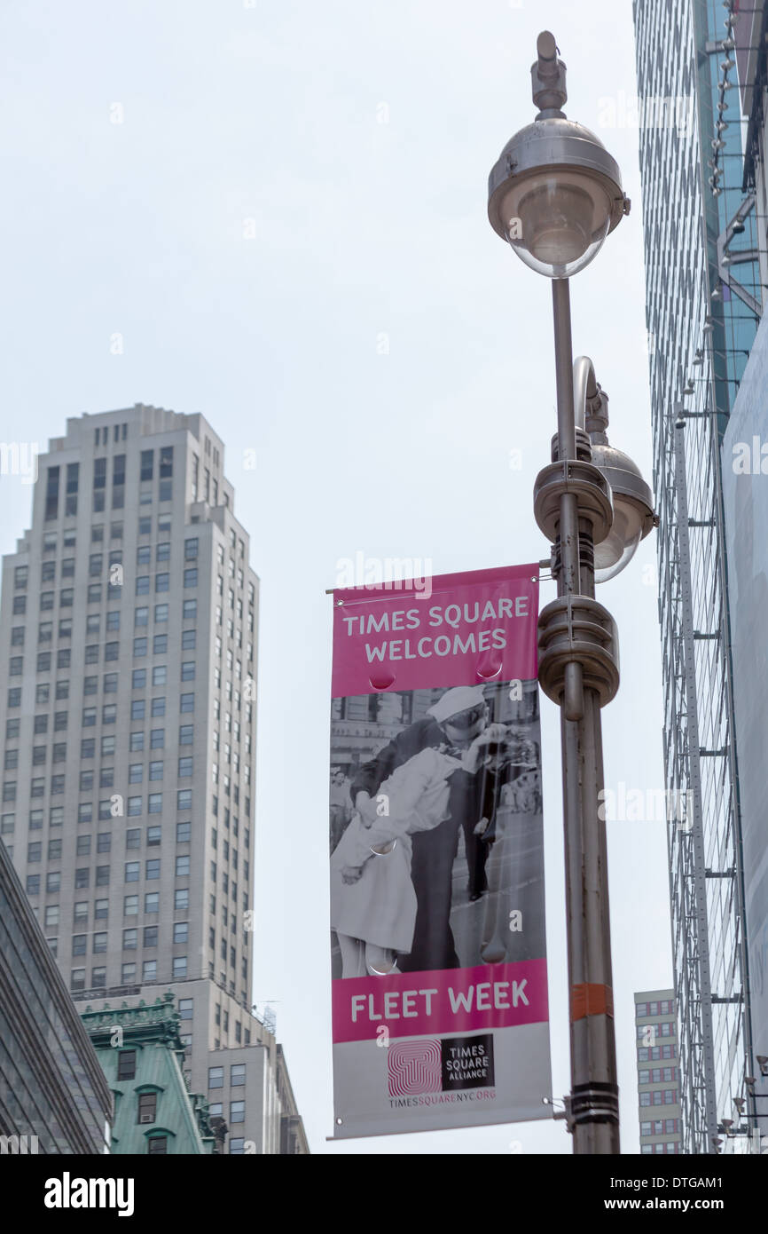 Les rues de Times Square sont alignés avec des signes se félicitant de la Fleet Week à New York. Banque D'Images