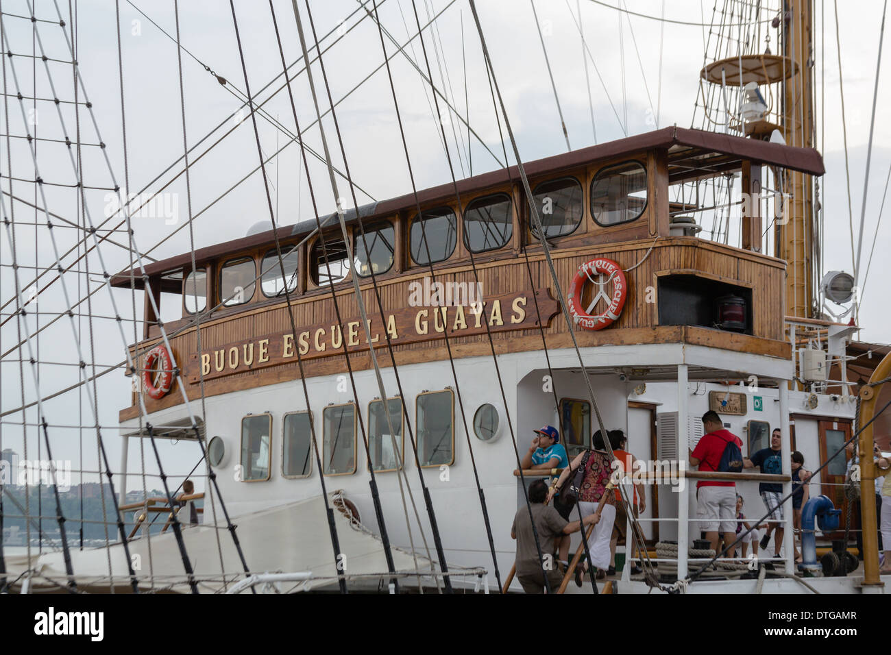 Les visiteurs à bord du Guayas Buque Escuela tall ship de l'Équateur, au cours de la Fleet Week à New York. Banque D'Images