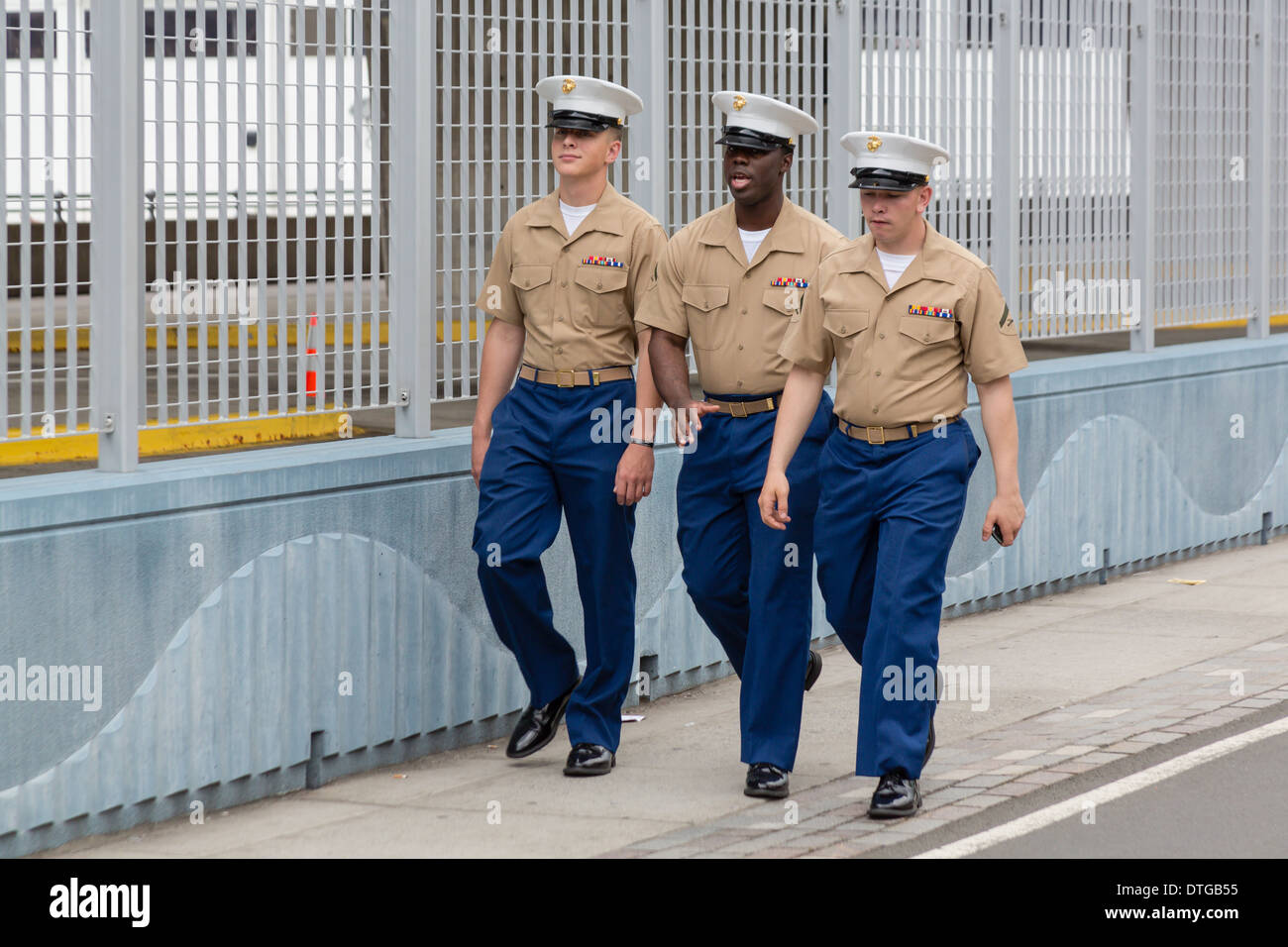 Les Marines américains marche dans la rue de la ville de New York pendant la Semaine de la flotte. Banque D'Images