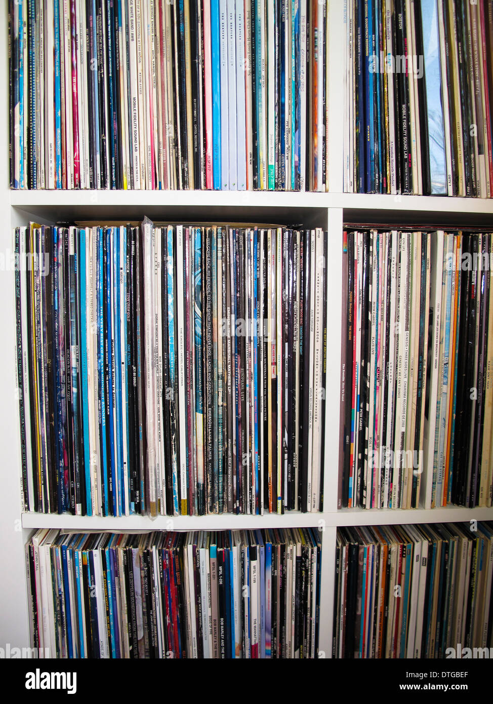 LP vinyl record collection sur des étagères Banque D'Images