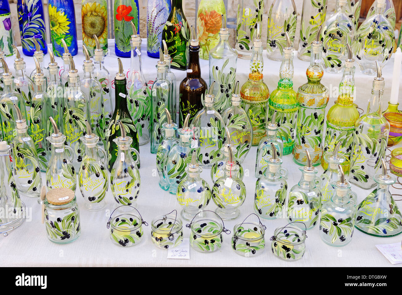 Stand de bouteilles et de verres pour l'huile d'olive, Sault, Vaucluse, Provence-Alpes-Cote d'Azur, dans le sud de la France Banque D'Images