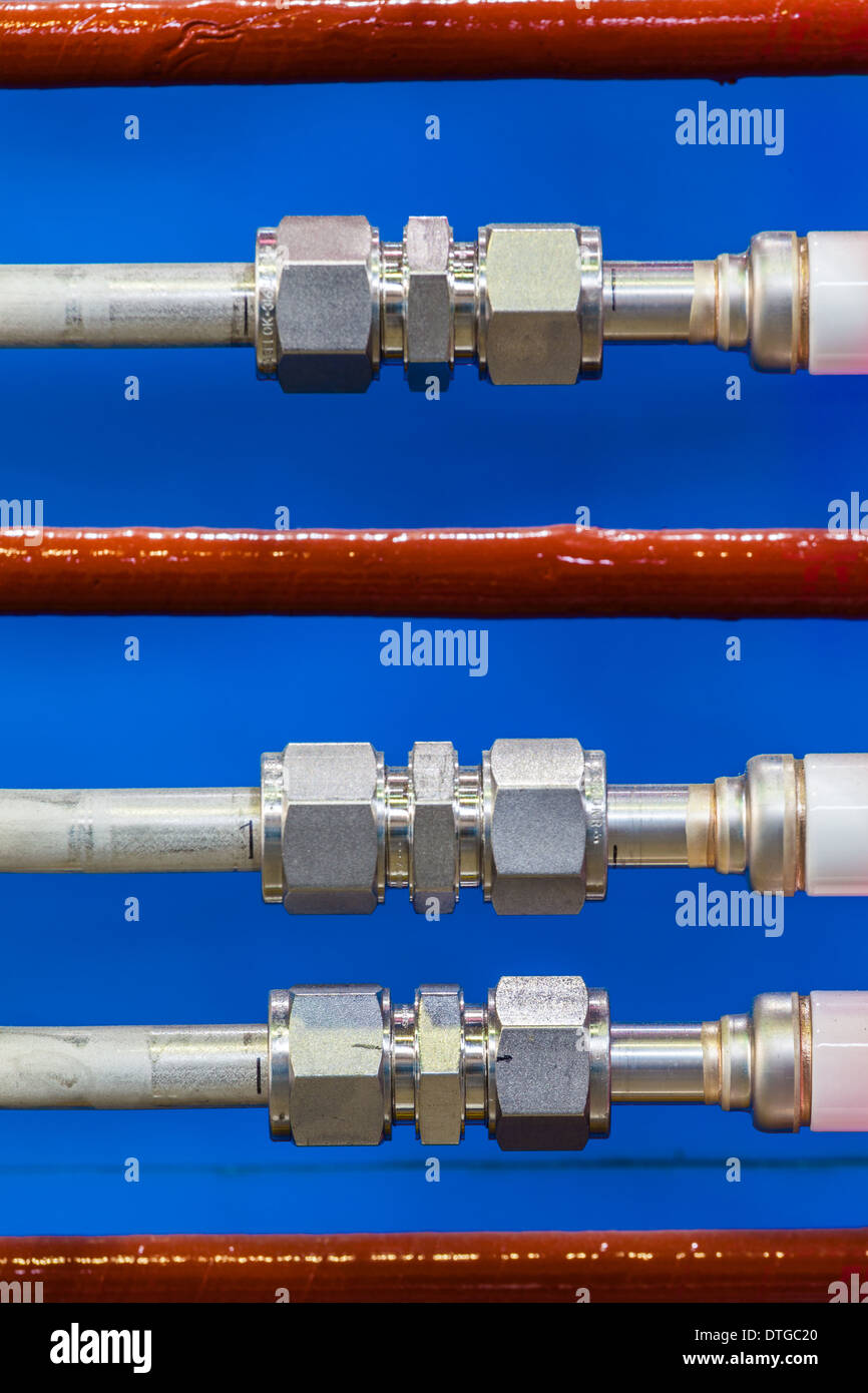 Image abstraite de câbles électriques et de refroidissement de l'eau sur un aimant à un paricle accelerator Banque D'Images